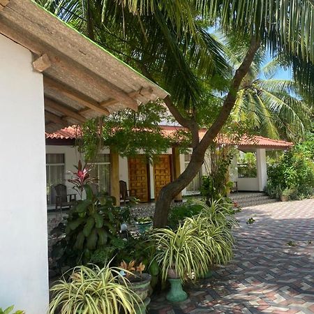 Island Breeze Inn Нилавели Екстериор снимка